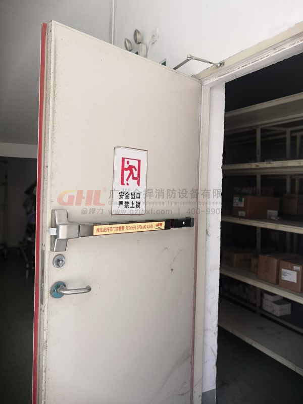 逃生門(mén)鎖特寫(xiě)，可以看到寬體設(shè)計(jì)的大頭蓋，和不銹鋼實(shí)心鎖舌