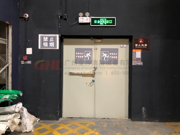 逃生門鎖依然光澤如新，標(biāo)識(shí)鮮亮醒目