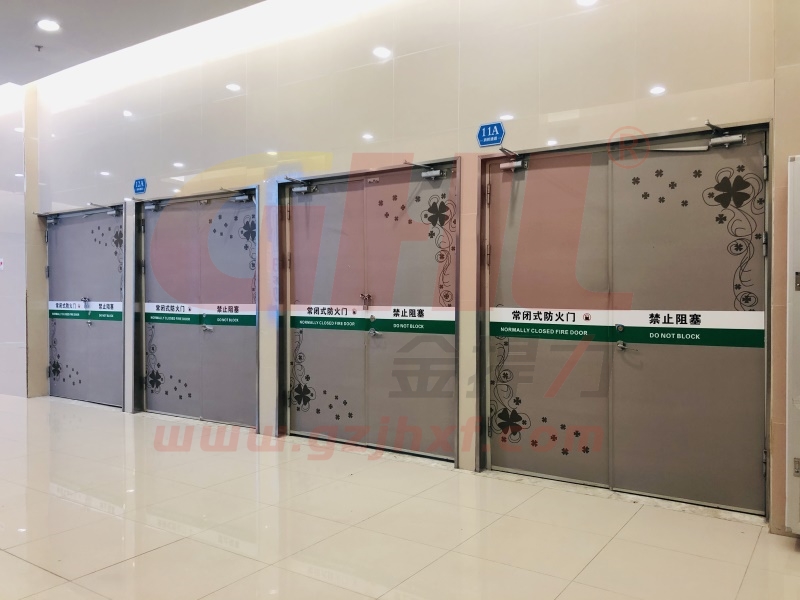 萬(wàn)達(dá)廣場(chǎng)安裝逃生門(mén)鎖的防火門(mén)另一面