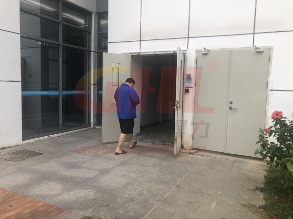 防火門安裝電磁門吸方便人員通行，同時(shí)保證消防安全