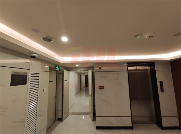 金捍力電動閉門器裝于電梯前室