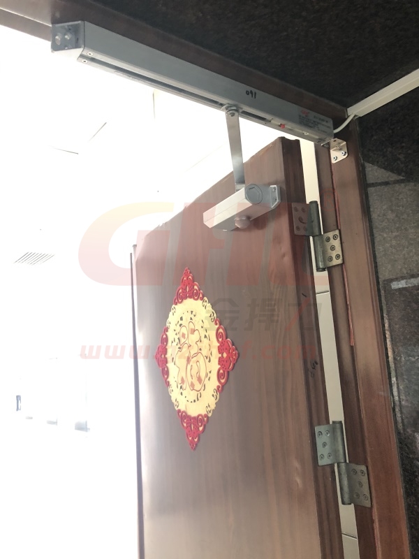 金捍力電動(dòng)閉門(mén)器裝于常開(kāi)式防火門(mén)