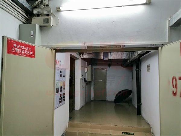由電動(dòng)閉門(mén)器控制的常開(kāi)式防火門(mén)