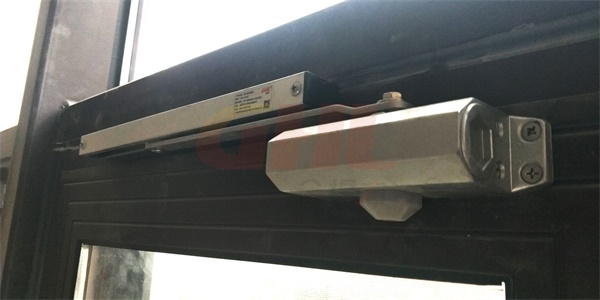 金捍力溫控閉窗器由液壓和滑軌構(gòu)成