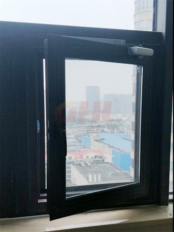 閉窗器平時(shí)可保持防火窗開(kāi)啟