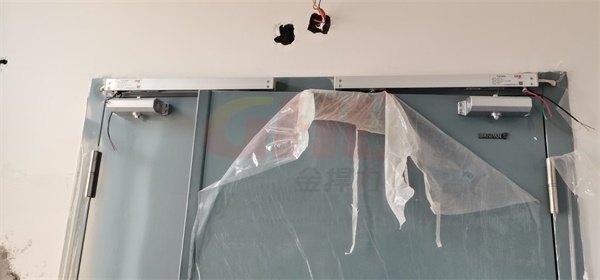 安裝金捍力低功耗電動(dòng)閉門(mén)器的防火門(mén)