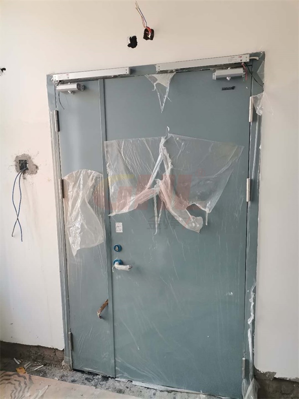 常開(kāi)式防火門(mén)安裝電動(dòng)閉門(mén)器由防火門(mén)監(jiān)控系統(tǒng)控制