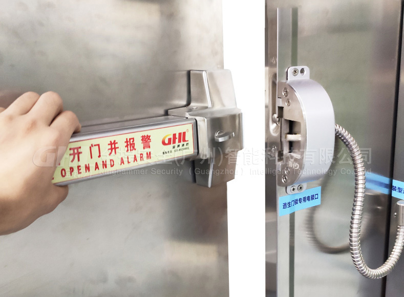 搭配推桿鎖，內(nèi)部推壓鎖桿立即開門，利于緊急情況下人員快速逃生疏散。