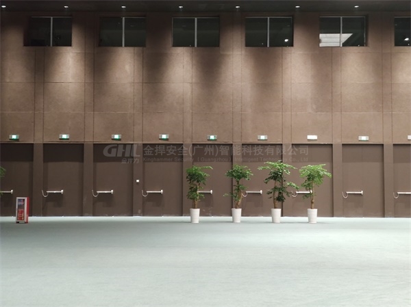 數(shù)十把電動(dòng)推桿鎖整齊壯觀