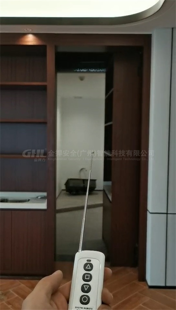 遙控自動(dòng)開門機(jī)